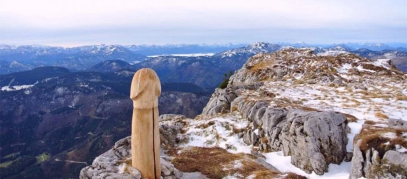 Γερμανία: Έρευνες για την μυστηριώδη εξαφάνιση ενός μεγάλου ξύλινου φαλλού από βουνοπλαγιά